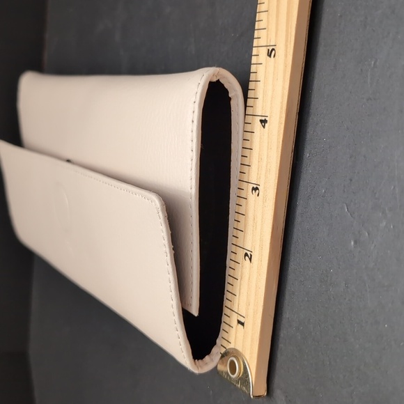 Pandora Unforgettable Moments Elegant Cream Leather Jewelry Clutch. - Picture 8 of 8